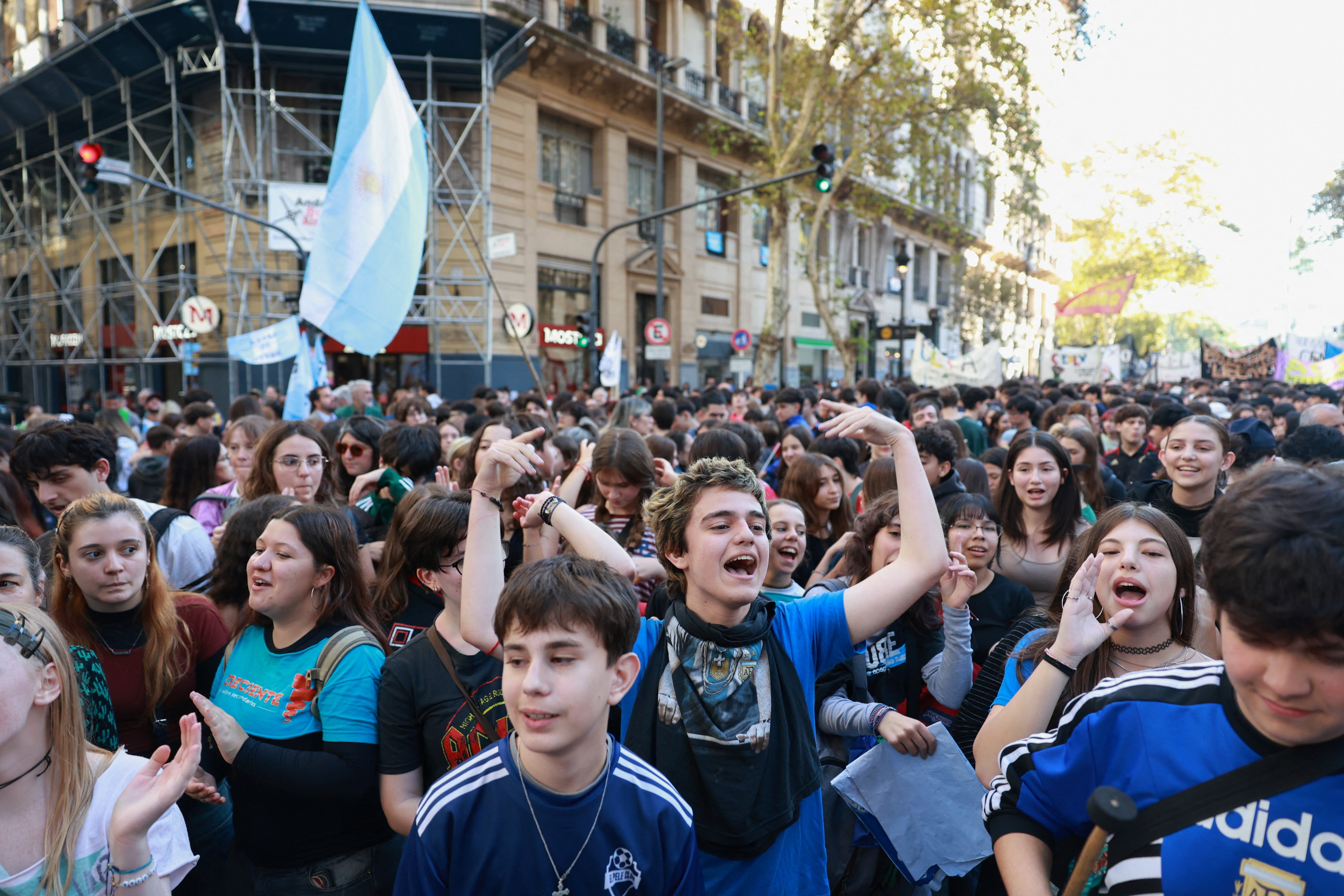 Argentinos protestam contra cortes em universidades